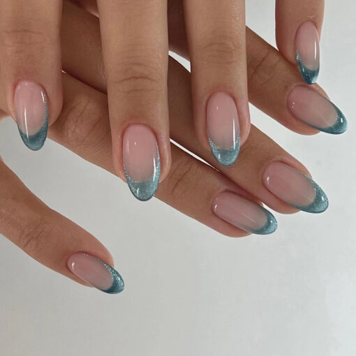 French Nägel mit Smaragdgrün Cat Eye Almond Form – Bild 2