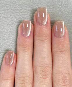 Nude Rosa Press-On Nägel mit Cat-Eye Effekt in Trapezform, auf einer einzelnen Hand getragen.