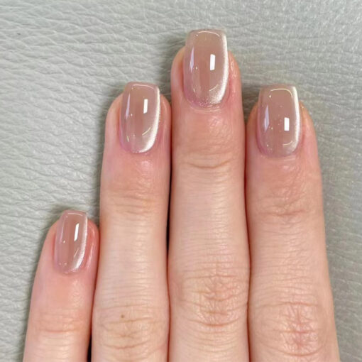 Nude Rosa Press-On Nägel mit Cat-Eye Effekt in Trapezform, auf einer einzelnen Hand getragen.