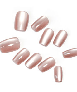 Nude Rosa Press-On Nägel mit Cat-Eye Effekt in Trapezform, vor weißem Hintergrund fotografiert.