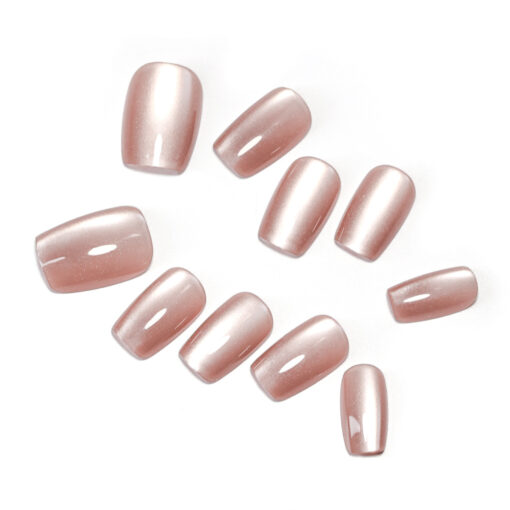 Nude Rosa Press-On Nägel mit Cat-Eye Effekt in Trapezform, vor weißem Hintergrund fotografiert.