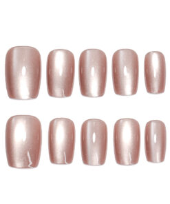 Nude Rosa Press-On Nägel mit Cat-Eye Effekt in Trapezform, vor weißem Hintergrund fotografiert.