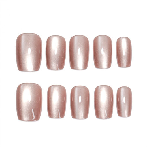 Nude Rosa Press-On Nägel mit Cat-Eye Effekt in Trapezform, vor weißem Hintergrund fotografiert.