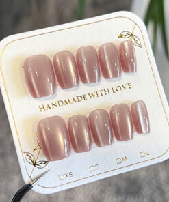 Rosa Nude Press-On Nägel mit Cat-Eye Effekt in Trapezform, glänzend und elegant gestylt auf einer Hand.