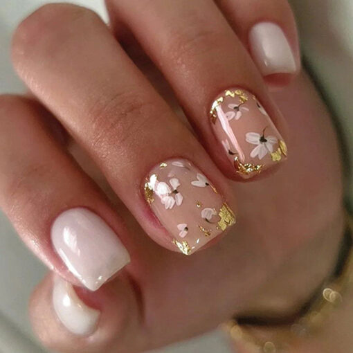 White Press On Nails mit Blumen und Goldfolie – Kurz & Square Nägel – Bild 2