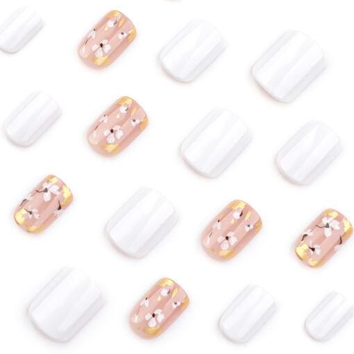 White Press On Nails mit Blumen und Goldfolie – Kurz & Square Nägel – Bild 3